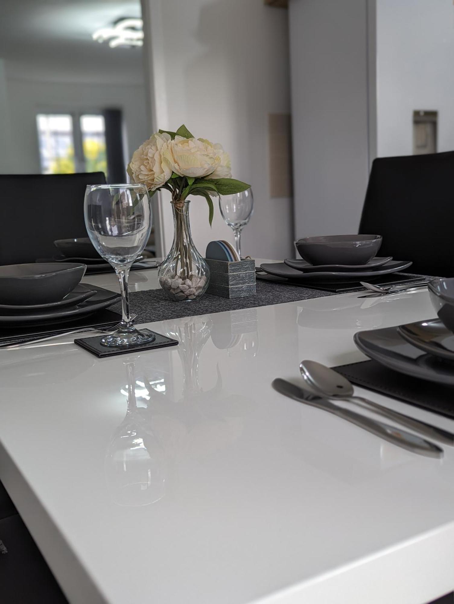 Clariturf - 4 Bedroom Semi - Private Parking Near Turf Moor, Town Centre, Transport And Motorway Links Next To Canal, 3 Parks And Lake - Sky And Netflix Бёрнли Экстерьер фото