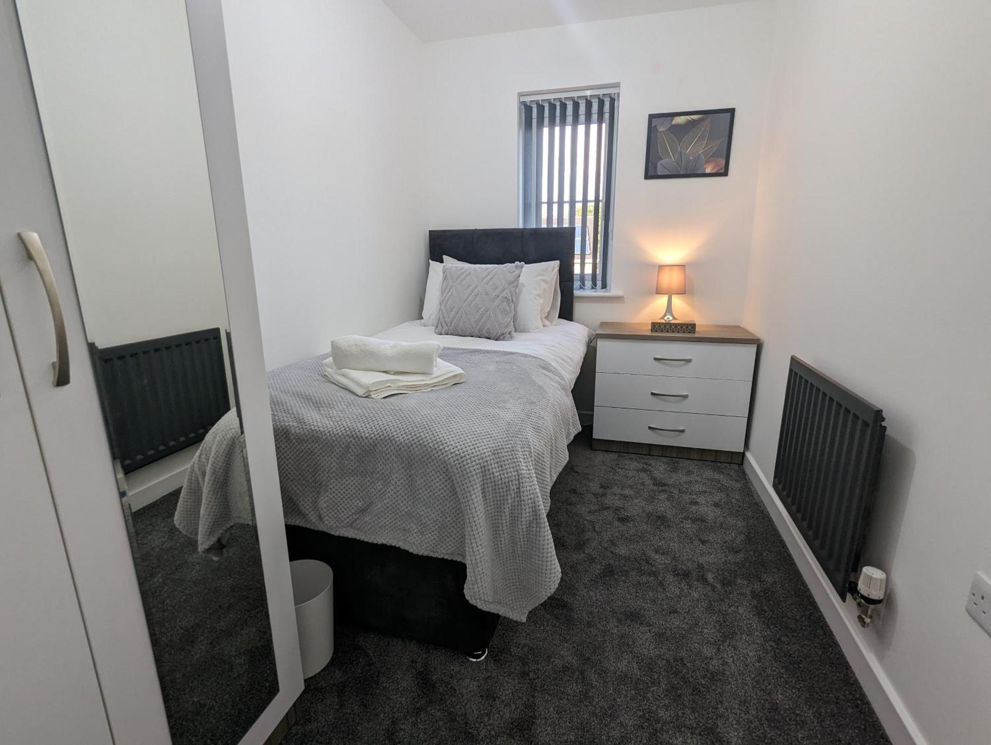 Clariturf - 4 Bedroom Semi - Private Parking Near Turf Moor, Town Centre, Transport And Motorway Links Next To Canal, 3 Parks And Lake - Sky And Netflix Бёрнли Экстерьер фото