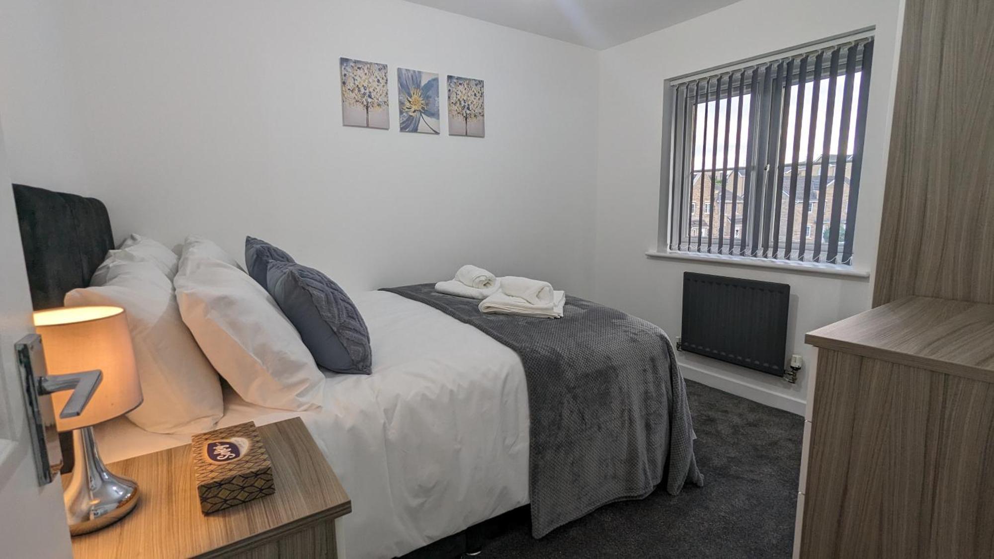 Clariturf - 4 Bedroom Semi - Private Parking Near Turf Moor, Town Centre, Transport And Motorway Links Next To Canal, 3 Parks And Lake - Sky And Netflix Бёрнли Экстерьер фото
