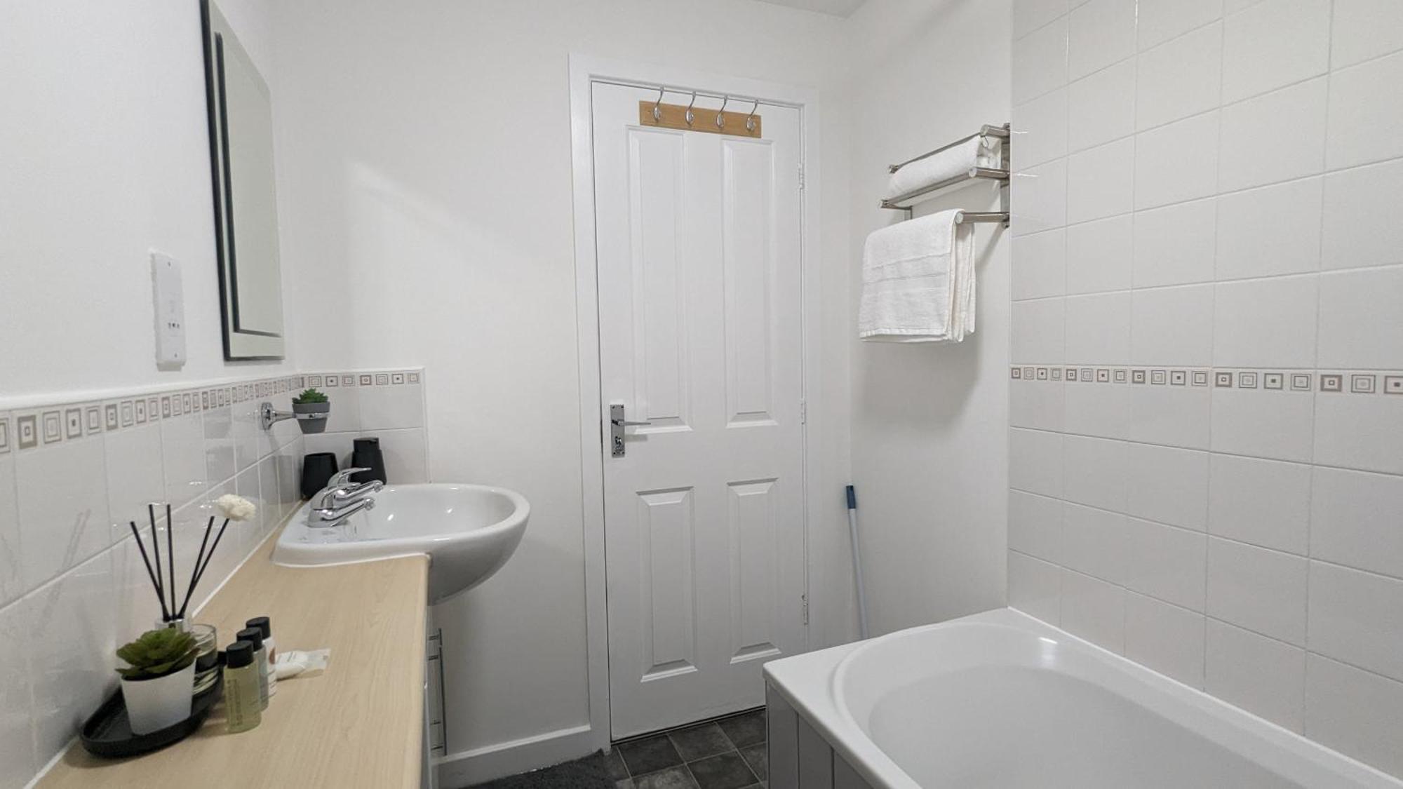 Clariturf - 4 Bedroom Semi - Private Parking Near Turf Moor, Town Centre, Transport And Motorway Links Next To Canal, 3 Parks And Lake - Sky And Netflix Бёрнли Экстерьер фото
