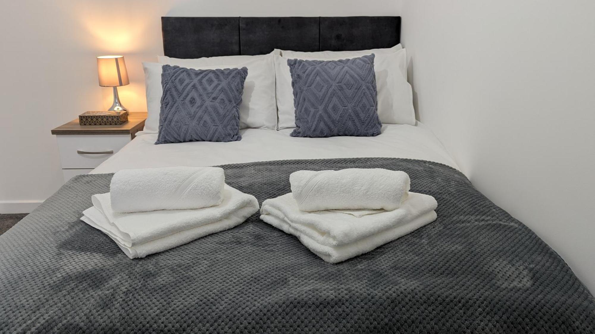 Clariturf - 4 Bedroom Semi - Private Parking Near Turf Moor, Town Centre, Transport And Motorway Links Next To Canal, 3 Parks And Lake - Sky And Netflix Бёрнли Экстерьер фото