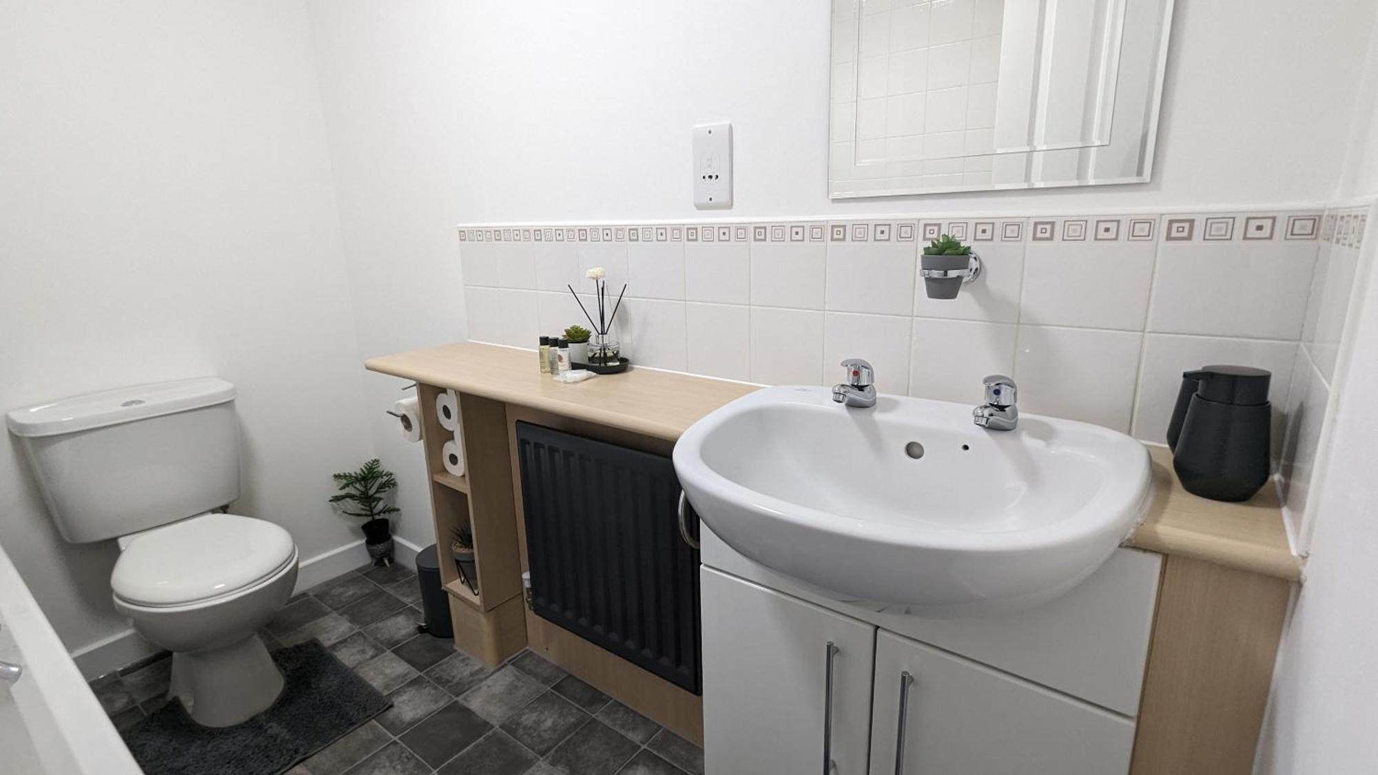 Clariturf - 4 Bedroom Semi - Private Parking Near Turf Moor, Town Centre, Transport And Motorway Links Next To Canal, 3 Parks And Lake - Sky And Netflix Бёрнли Экстерьер фото