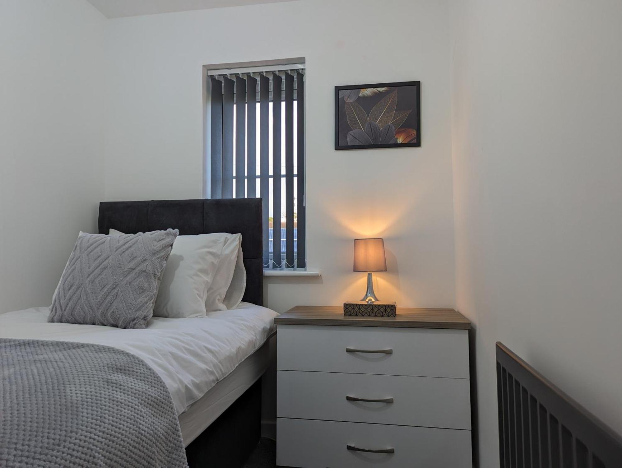 Clariturf - 4 Bedroom Semi - Private Parking Near Turf Moor, Town Centre, Transport And Motorway Links Next To Canal, 3 Parks And Lake - Sky And Netflix Бёрнли Экстерьер фото