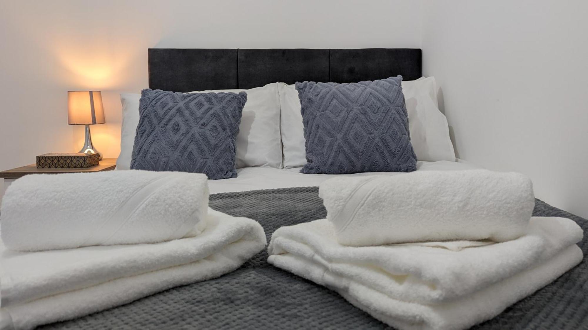 Clariturf - 4 Bedroom Semi - Private Parking Near Turf Moor, Town Centre, Transport And Motorway Links Next To Canal, 3 Parks And Lake - Sky And Netflix Бёрнли Экстерьер фото