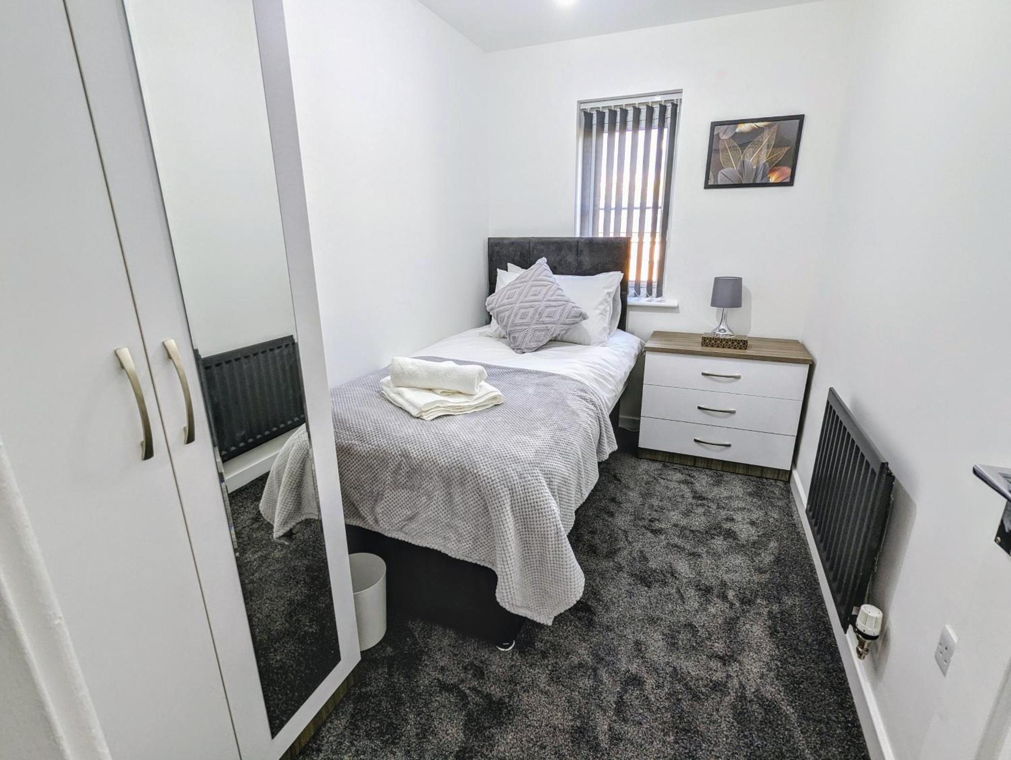 Clariturf - 4 Bedroom Semi - Private Parking Near Turf Moor, Town Centre, Transport And Motorway Links Next To Canal, 3 Parks And Lake - Sky And Netflix Бёрнли Экстерьер фото