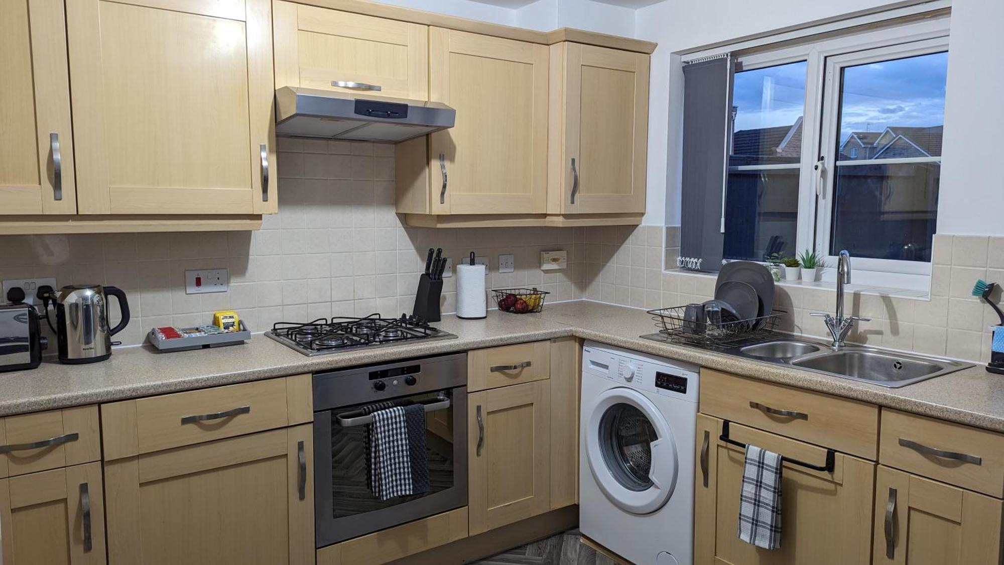 Clariturf - 4 Bedroom Semi - Private Parking Near Turf Moor, Town Centre, Transport And Motorway Links Next To Canal, 3 Parks And Lake - Sky And Netflix Бёрнли Экстерьер фото